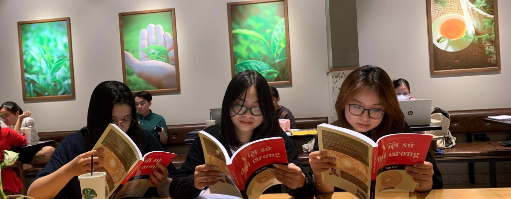 Các bạn nữ sinh trường đại học Tôn Đức Thắng say mê đọc sách Việt sử đại cương của tác giả Tôn Phi.